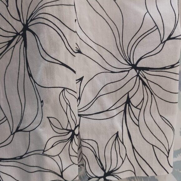 Chico’s Perfect Stretch Ankle Pants Sz 12/14 Floral Black White Pull On Stretch - Picture 9 of 9